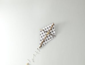 Ξύλινος Χειροποίητος Διακοσμητικός Χαρταετός 65×40 Nima – Kaito Gray